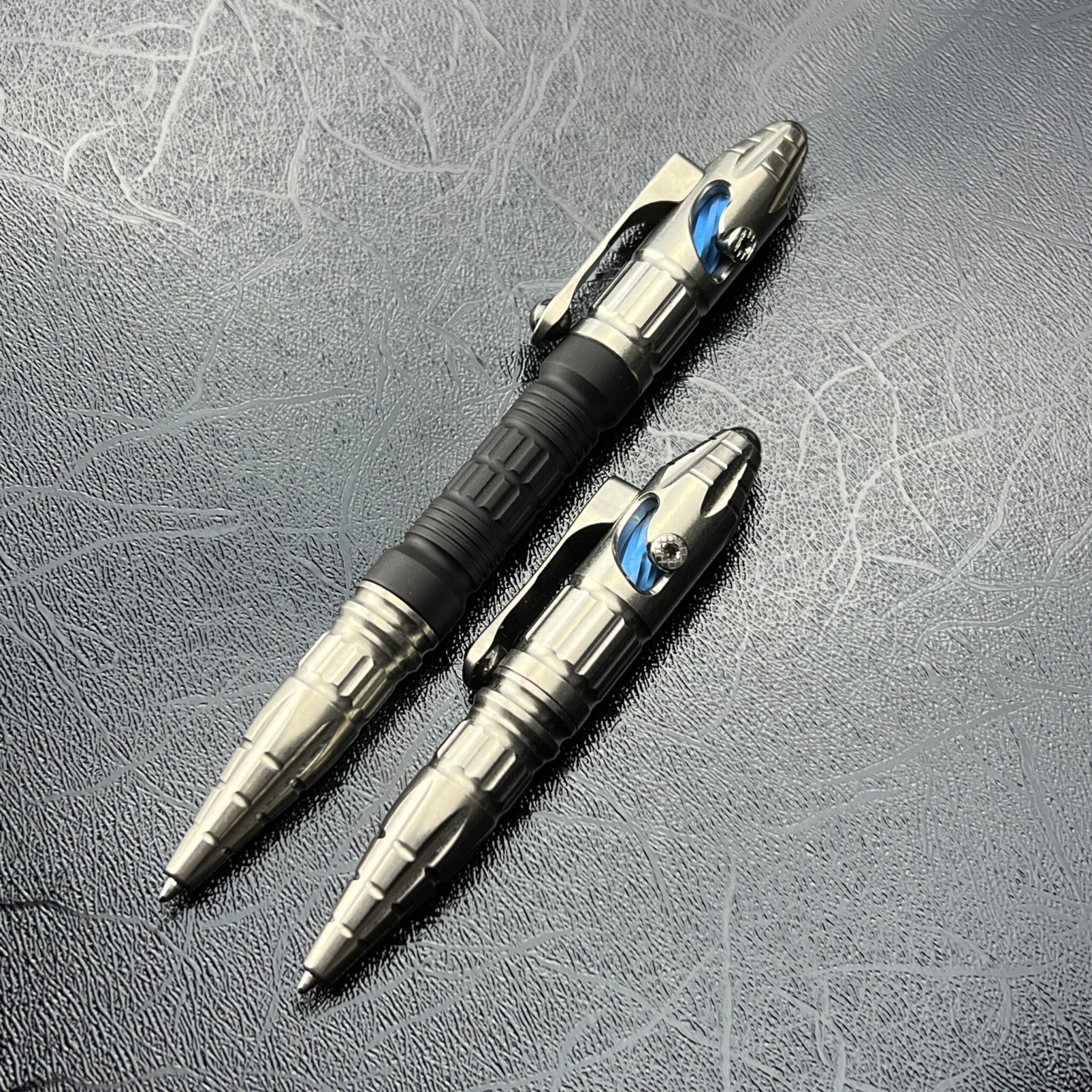Heretic Knives H038-Ti/Alum Thoth Full Size-Pen Standard Stonewash Ti Cap/Tail/Clip with Black ANO Aluminum Barrel/ Blue Ti Bolt